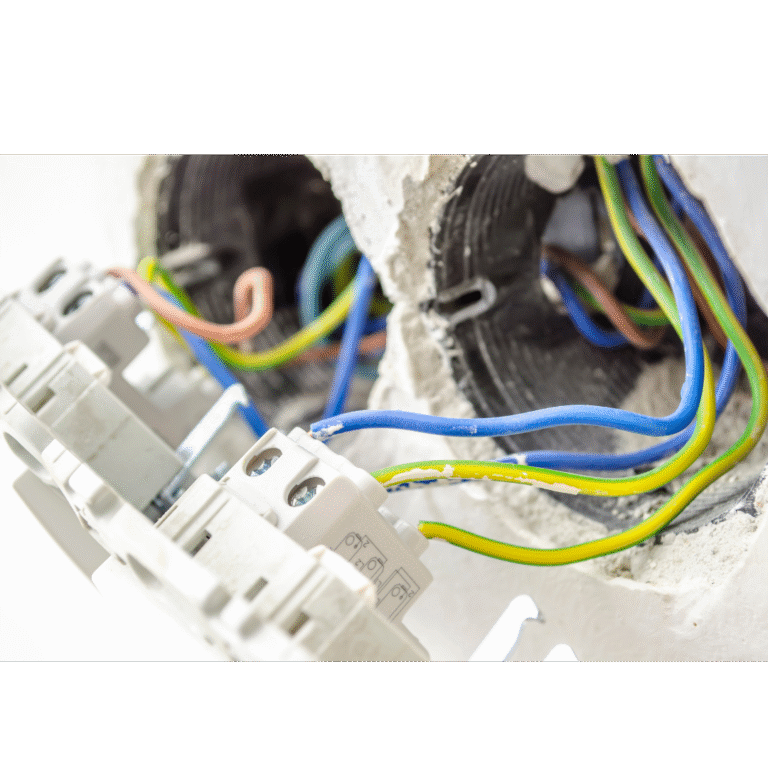 Fiação elétrica com fios coloridos expostos