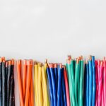 varios fios elétricos de várias cores