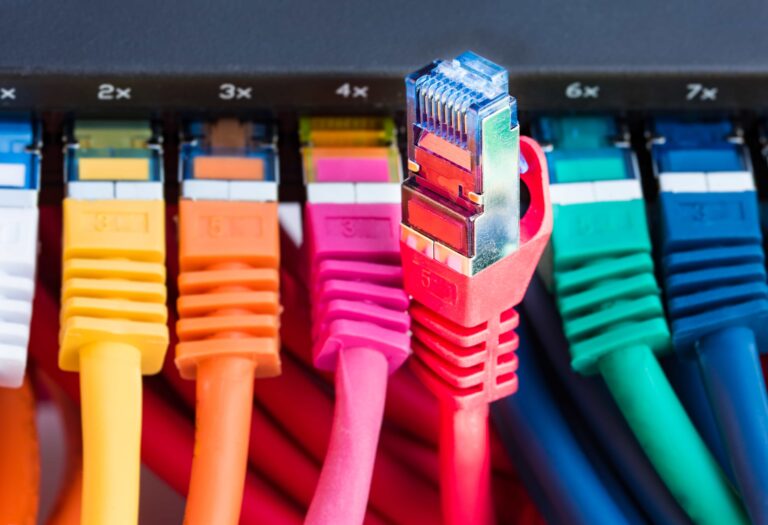 Varios cabos de rede de cores diferentes conectados a um hub