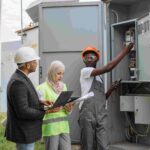 Pessoas mexendo na chave de energia da casa